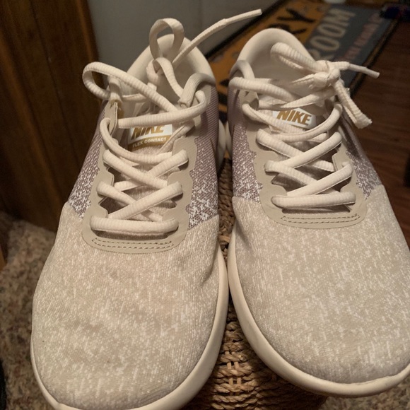 Nikes tan & gold size 8,5 great condition - Picture 2 of 3